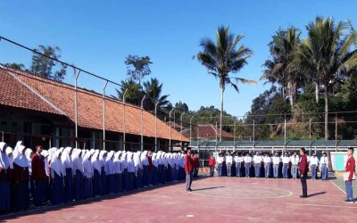 Pelaksanaan Upacara Bendera di Sekolah